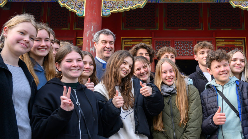 Bei seinem Besuch in der Verbotenen Stadt trifft Ministerpräsident Dr. Markus Söder eine Gruppe von Schülern aus Deutschland.